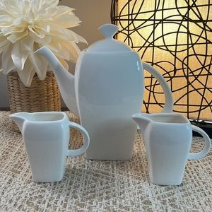 Tannex Bone China Tea/Coffee Pot with (2) individual creamers.